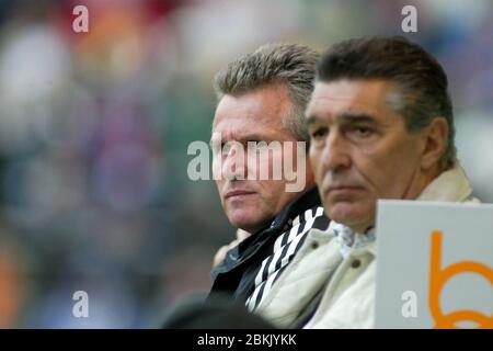 Jupp HEYNCKES celebrates its 75th birthday on May 9, 2020. Archive photo: SR Grim looks on the Schalke bench by TR Jupp HEYNCKES (left) and manager Rudi ASSAUER (right). Both certainly wanted a different result for the 100th birthday of their club. Soccer Bundesliga Borussia Monchengladbach - FC Schalke 04, 2: 0; on May 8, 2004; league1, matchday32, season0304 (c) Sven Simon # Prinzess-Luise-Str. 41 # 45479 M uelheim/R uhr # tel. 0208/9413250 # fax. 0208/9413260 # Kto. 1428150 C ommerzbank E ssen BLZ 36040039 # www.SvenSimon.net. | usage worldwide Stock Photo