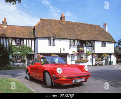 Classic Porsche 911 Carrera in front of The Bell Inn, Waltham St.Lawrence, Berkshire, England, United Kingdom Stock Photo