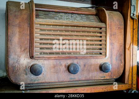 A dusty, wooden antique radio from the 1940s in an old workshop Stock Photo