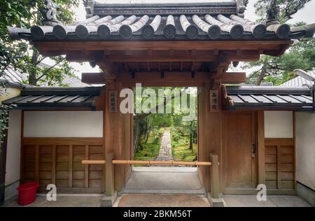 Traditional Japanese wooden gate to the garden of Ryoan-ji temple.  Description on the gates: Worship refusal. Kyoto. Japan Stock Photo - Alamy