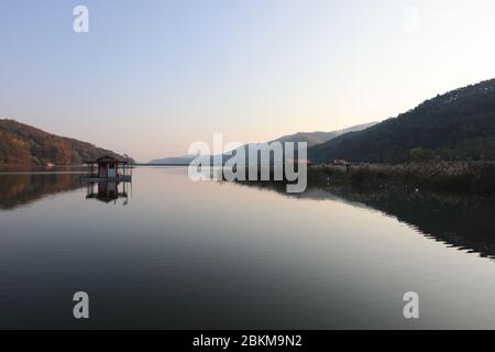 Landscape of a floating house in the beautiful reservoir of the morning Stock Photo