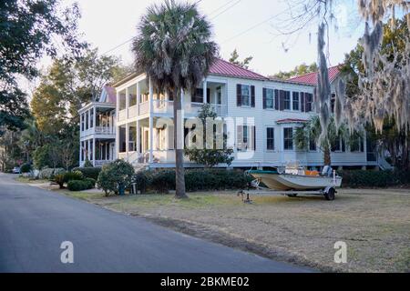 Beaufort USA -20 February 2015 - Tree with Spanish moss in front of old mansion in Beaufort in South Carolina USA Stock Photo