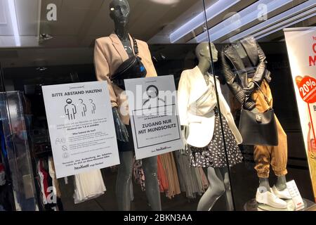 A fashion store (New Yorker) is preparing to reopen after loosening the corona measures. There are signs in the shop window, indicating that you have to wear a face mask and keep your distance. Empty aisles and escalators-closed stores, shops, shops. Closed shopping mall due to corona pandemic, shopping center, Riem Arcaden on May 4th, 2020. @Sven Simon Photo Agency. GmbH & Co. Press Photo KG # Prinzess-Luise-Str. 41 # 45479 M uelheim/R uhr # Tel. 0208/9413250 # Fax. 0208/9413260 # GLS Bank # BLZ 430 609 67 # Kto. 4030 025 100 # IBAN DE75 4306 0967 4030 0251 00 # BIC GENODEM1GLS # www.svensi Stock Photo
