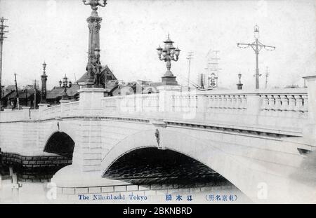 [ 1910s Japan - Nihonbashi Bridge in Tokyo ] —   Nihonbashi Bridge in Tokyo, designed by Yorinaka Tsumaki (妻木頼黄, 1859-1916).  During the Edo Period (1600-1867), the bridge was the starting point of the famous Tokaido and the other 4 post roads. The stone bridge with bronze lions and wrought-iron gas lamps replaced the wooden one in 1911 (Meiji 44).  Now hidden below an ugly highway, it is one of only two surviving Meiji-era bridges in Tokyo.  20th century vintage postcard. Stock Photo