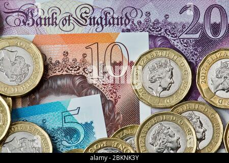 Bank of England £5, £10, £20 polymer banknotes and £1 coins Stock Photo
