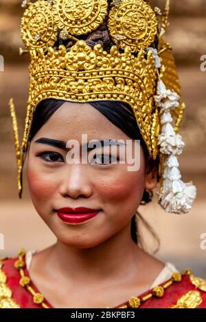 A Young Cambodian Woman in Traditional Costume, Angkor Wat Temple Complex, Siem Reap, Siem Reap Province, Cambodia. Stock Photo