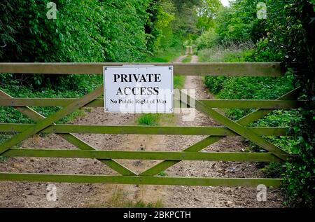 private access, no public right of way sign on five bar farm gate, norfolk, england Stock Photo
