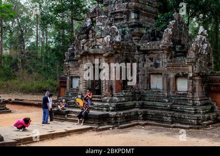 Visitors To Chau Say Tevoda Temple, Angkor Wat Temple Complex, Siem Reap, Cambodia. Stock Photo