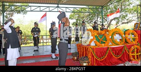 Jaipur, India. 05th May, 2020. Rajasthan Chief Minister Ashok Gehlot pays tribute to Colonel Ashutosh Sharma, who lost his life in action during Handwara encounter in Jammu and Kashmir, at Military Station in Jaipur. Two senior army officers, a colonel and a major, were among five security personnel martyred in the encounter. (Photo by Sumit Saraswat/Pacific Press) Credit: Pacific Press Agency/Alamy Live News Stock Photo