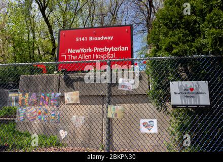 thank you signs to health care workers in front of the New York Presbyterian the Allen Hospital during the coronavirus or covid-19 pandemic Stock Photo
