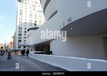 Modernist Modernism White Guggenheim Museum, 1071 Fifth Avenue at 89th Street Manhattan, New York City, United States by Frank Lloyd Wright Stock Photo