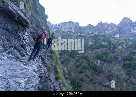 France, Haute-Savoie (74), Massif du Chablais, Montagnes du Giffre, Sixt-Fer-?-Cheval, hikers at the Pas du Boret Stock Photo