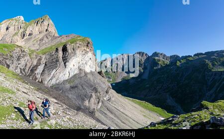 France, Haute-Savoie (74), Massif du Chablais, Montagnes du Giffre, Sixt-Fer-?-Cheval, couple of hikers at the Pas ? l'Ours, in the background the Dents Blanches massif Stock Photo