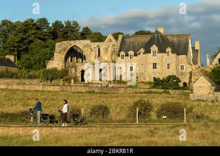 France, C?tes d'Armor, Paimpol, cycle tourists in front of Beauport Abbey at daybreak, along the Maritime Bicycle route Stock Photo