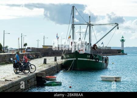 France, C?tes d'Armor, Saint-Quay-Portrieux, cycle tourists on the port, along the route of the Maritime Bicycle Stock Photo