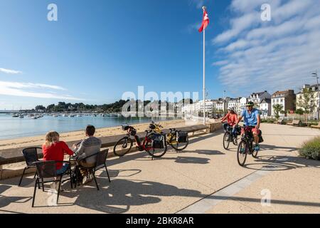 France, C?tes d'Armor, Saint-Quay-Portrieux, cycle tourists on the port, along the route of the Maritime Bicycle Stock Photo