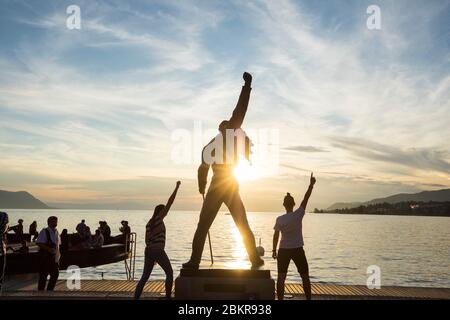 Switzerland, Canton of Vaud, Montreux, Place du Marche, bronze statue of Freddie Mercury (Irena Sedlecka, Czech sculptor), Lake Geneva in the background Stock Photo