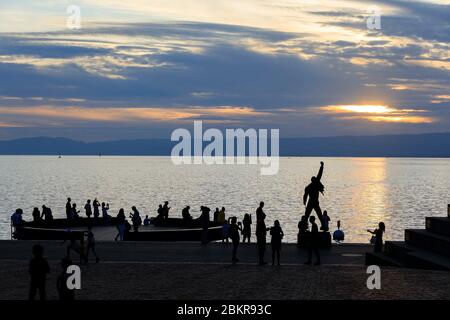 Switzerland, Canton of Vaud, Montreux, Place du Marche, bronze statue of Freddie Mercury (Irena Sedlecka, Czech sculptor), Lake Geneva in the background Stock Photo