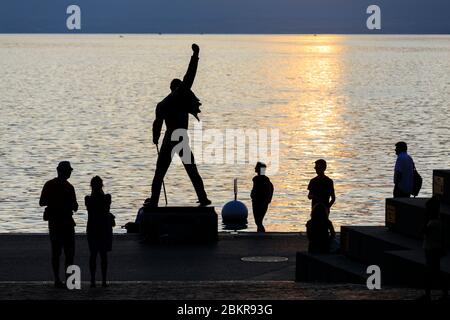 Switzerland, Canton of Vaud, Montreux, Place du Marche, bronze statue of Freddie Mercury (Irena Sedlecka, Czech sculptor), Lake Geneva in the background Stock Photo