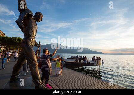 Switzerland, Canton of Vaud, Montreux, Place du Marche, bronze statue of Freddie Mercury (Irena Sedlecka, Czech sculptor), Lake Geneva in the background Stock Photo