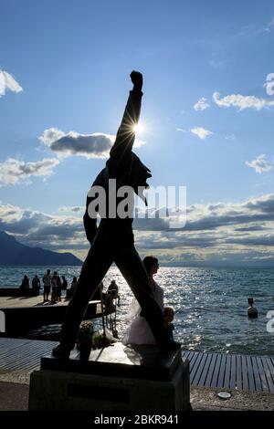 Switzerland, Canton of Vaud, Montreux, Place du Marche, bronze statue of Freddie Mercury (Irena Sedlecka, Czech sculptor), Lake Geneva in the background Stock Photo