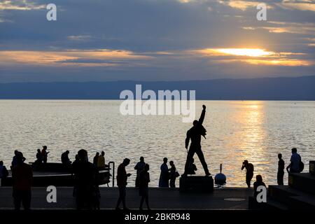 Switzerland, Canton of Vaud, Montreux, Place du Marche, bronze statue of Freddie Mercury (Irena Sedlecka, Czech sculptor), Lake Geneva in the background Stock Photo