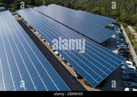 France, Alpes Maritimes, Valbonne, car park in the shade, solar panel, Sophia Antipolis, construction by Cap Vert Energie (aerial view) Stock Photo