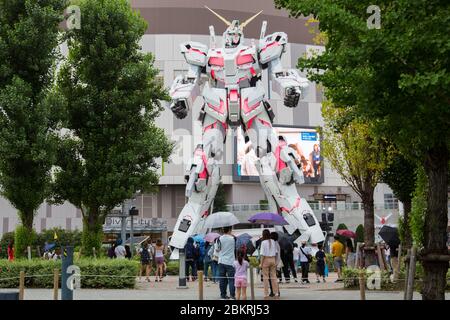 Japan, Honshu Island, Kanto region, Tokyo, Odaiba, DiverCity Tokyo Plaza shopping center, statue of Unicorn Gundam Stock Photo
