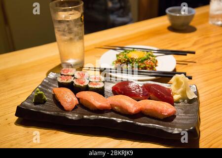 https://l450v.alamy.com/450v/2bkrjk9/japan-honshu-island-kanto-region-tokyo-sushi-restaurant-2bkrjk9.jpg
