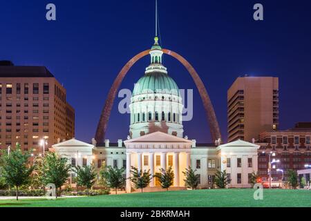 St. Louis, Missouri, USA  park and citycape with the old courthouse at night. Stock Photo