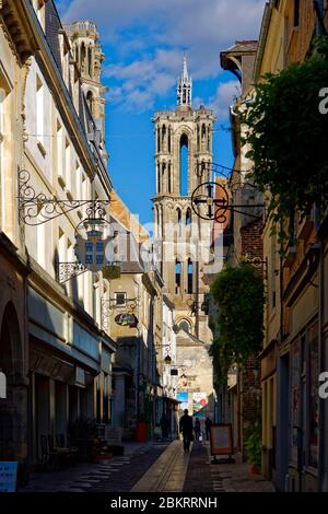 France, Aisne, Laon, the Upper town, rue Chatelaine and Notre-Dame de Laon cathedral, Gothic architecture Stock Photo