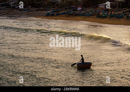 Vietnam, Binh Dinh province, near Qui Nohn, the fishermen village of Xuan Hai, going fishing in a vietnamese basket boat called ghe th?ng ch?i Stock Photo