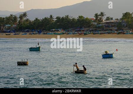 Vietnam, Binh Dinh province, near Qui Nohn, the fishermen village of Xuan Hai, going fishing in a vietnamese basket boat called ghe th?ng ch?i Stock Photo