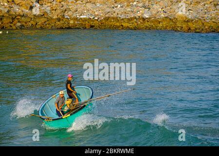 Vietnam, Binh Dinh province, near Qui Nohn, the fishermen village of Xuan Hai, going fishing in a vietnamese basket boat called ghe th?ng ch?i Stock Photo