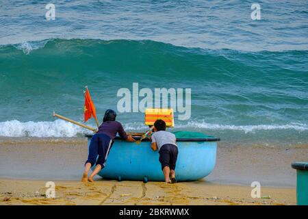 Vietnam, Binh Dinh province, near Qui Nohn, the fishermen village of Xuan Hai, going fishing in a vietnamese basket boat called ghe th?ng ch?i Stock Photo