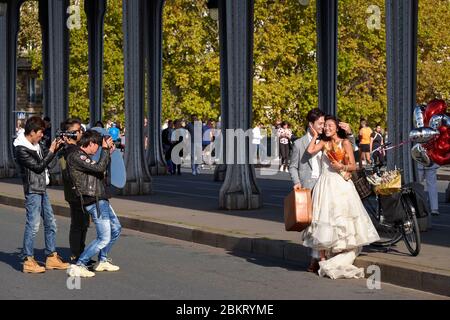 France, Paris, Asian wedding on the Bir Hakeim bridge Stock Photo