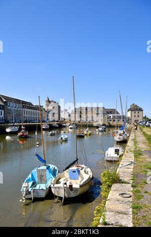 France, Finistere, Pont l'Abbe, the commercial port and the Inhabited bridge (le pont habit?) Stock Photo