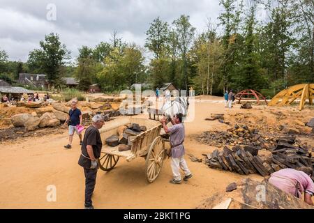 France, Yonne (89), Treigny, castle of Gu?delon, medieval building site Stock Photo