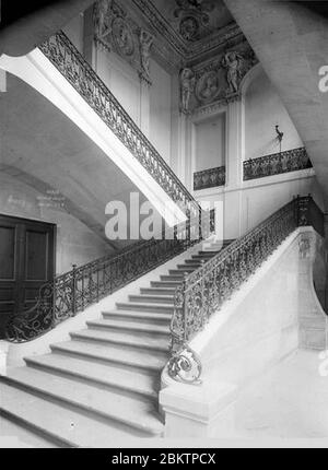 Hôtel de Juigné - Escalier trois-quart face - Paris - Médiathèque de l'architecture et du patrimoine - Stock Photo