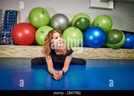 a fat girl stretching in a gym outfit Stock Photo - Alamy