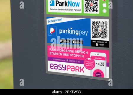 Elektronische Parkscheibe, PKW mit einer digitalen Uhr, die Ankunft des  Fahrzeugs auf einem Parkplatz Anzeigt, gilt als Ersatz für die analogen,  schiebe- oder drehbaren Parkscheiben, mit offizieller Zulassung, gem. STVO,  Parken-Verkehrszeichen 314