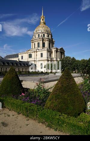 The golden dome of the Dôme des Invalides church and tomb of Napoleon Bonaparte of Hotel National des Invalides with garden in foreground..Paris.France Stock Photo