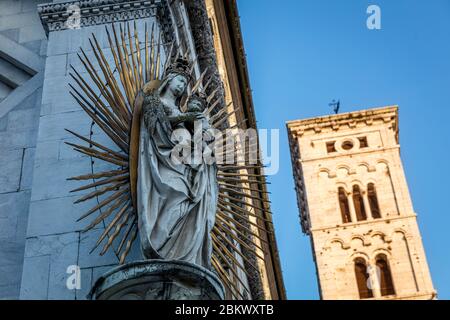 Evening sunlight on the Campanile with Madonna and Child on Chiesa di San Michele, Lucca, Tuscany,  Italy Stock Photo