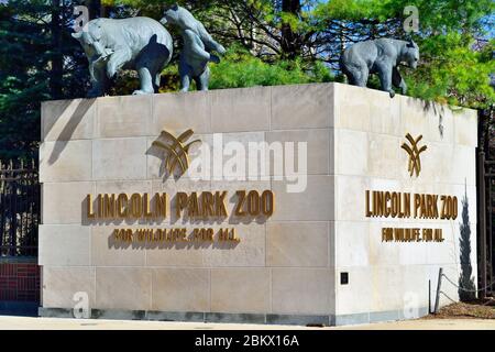 Chicago, Illinois, USA. A sign at the entrance to Lincoln Park Zoo within Lincoln Park on the city's near North Side. Stock Photo