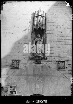 Imatge d'una verge a la façana de l'hospital de Lleida (AFCEC SOLER D 1231). Stock Photo