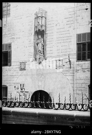 Imatge d'una verge a la façana de l'hospital de Lleida. Stock Photo