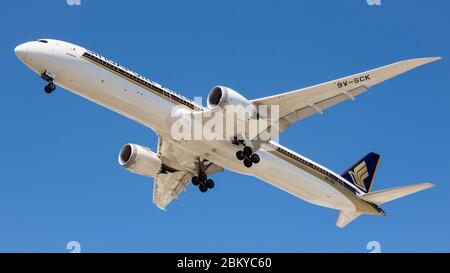 Singapore Airlines Boeing 787 Dreamliner on approach to Perth Airport Western Australia Stock Photo