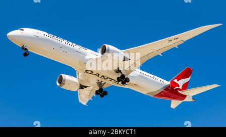 Qantas Boeing 787 Dreamliner on approach to Perth Airport, Western Australia Stock Photo