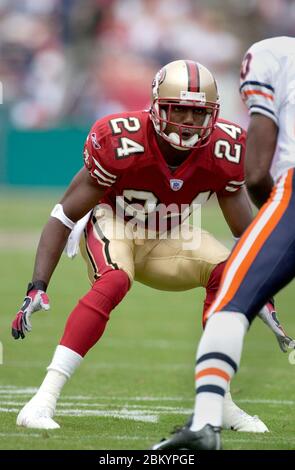 Chicago Bears defensive back Mike Brown celebrates the Bears 13-3 win over  the Carolina Panthers, at Soldier Field, in Chicago on November 20, 2005.  (UPI Photo/Brian Kersey Stock Photo - Alamy