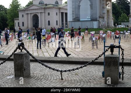 Milan, May 6, 2020. Protest of shopkeepers under the Arco della Pace. With the slogan 'if we open, we fail', the shopkeepers decide to cross their arms and go on strike against government measures and funds that do not arrive or that are too few to make up for the current crisis. Stock Photo
